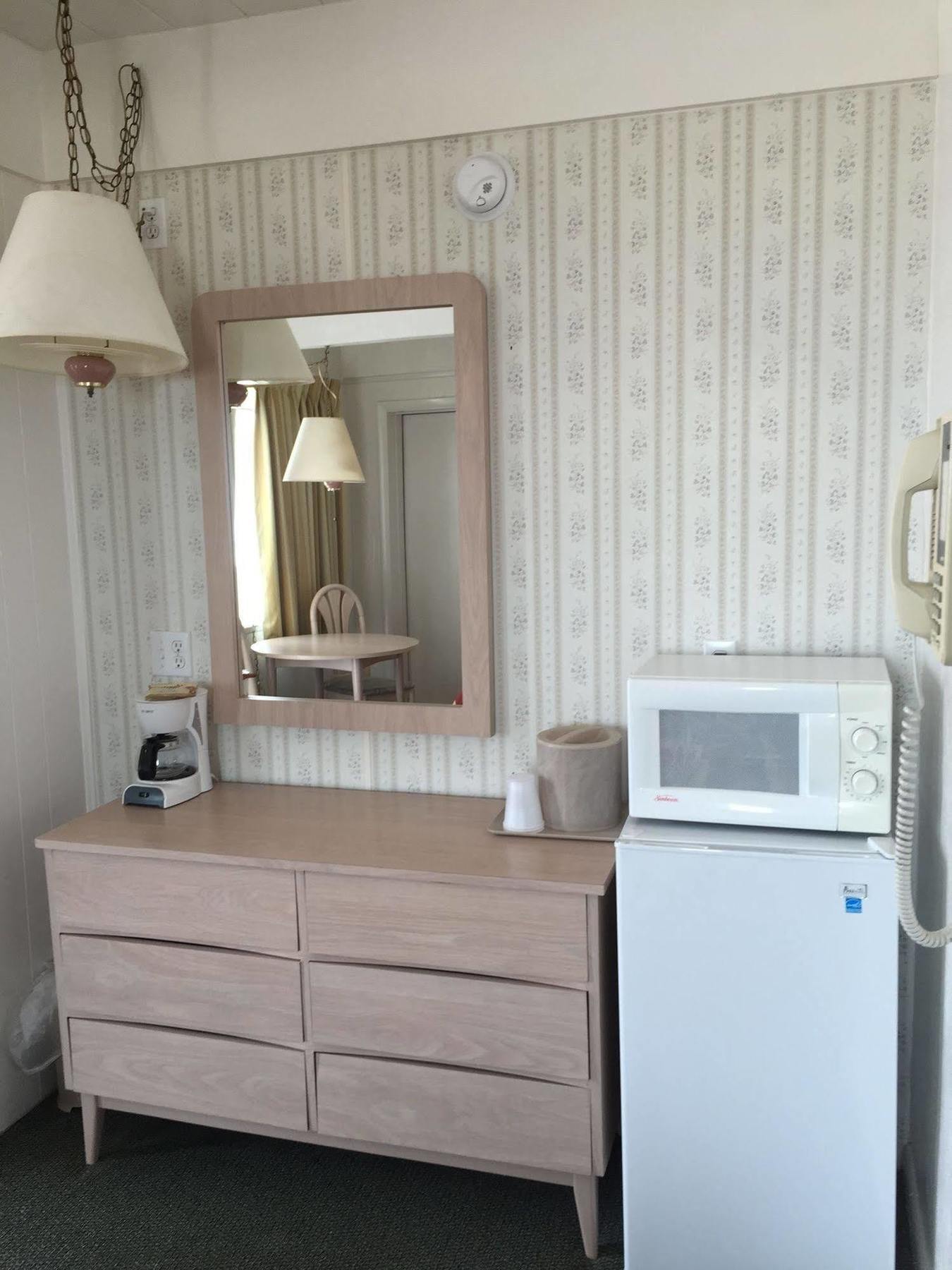 Fish Tales Boardwalk Inn & Ocean Mecca Motel Оушън Сити Екстериор снимка